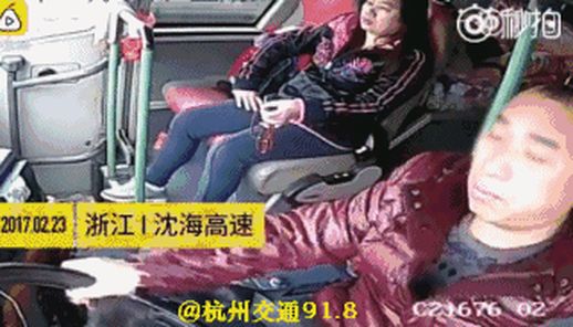 大巴司机闭眼开车 大巴司机是什么驾驶证